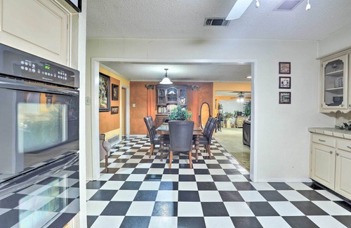 West Arlington Casa | ¡NUEVO! Amplia casa con cubierta ~ 2 millas al lago Arlington.