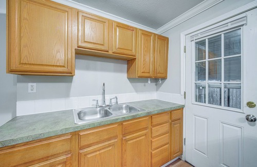 Euclid Casa | 2 Mi to Lake Erie: Home w/ Yard in Euclid!