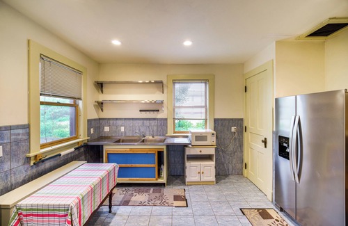 Erie Casa | 2 Mi to Lake Erie: Spacious Retreat Near Cafes!