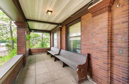 Erie Casa | 2 Mi to Lake Erie Spacious Retreat Near Cafes!