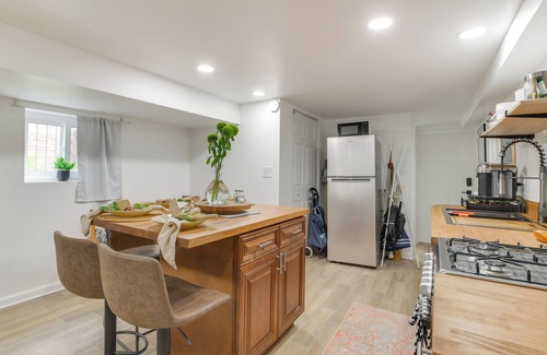 Belmont Cragin Apartamento | 2 Mi to Logan Square: Pet-Friendly Unit w/ Yard!