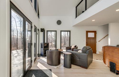 Lutsen Casa | 2 Mi to Lutsen Mtns Modern Cabin with Fire Pit!