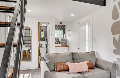 Starkville Casa | 2 Mi to MSU | Tiny Home w/ Deck + Forest Views