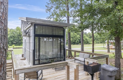 Starkville Casa | 2 Mi to MSU | Tiny Home w/ Deck + Forest Views
