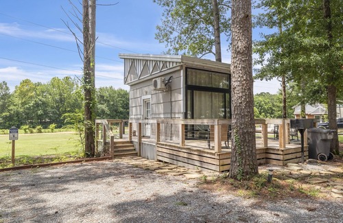 Starkville Casa | 2 Mi to MSU | Tiny Home w/ Deck + Forest Views