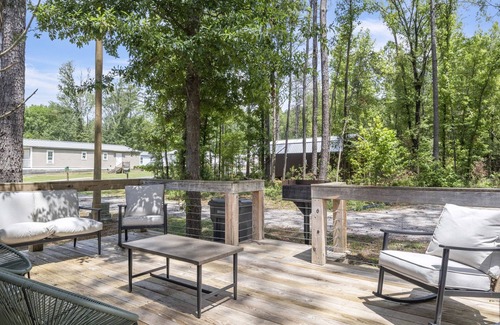 Starkville Casa | 2 Mi to MSU | Tiny Home w/ Deck + Forest Views
