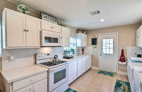 Galveston Cabaña | 2 Mi to Pier: Colorful Cottage in Galveston!