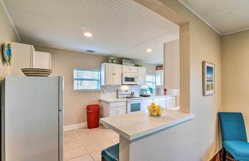 Galveston Cabaña | 2 Mi to Pier: Colorful Cottage in Galveston!