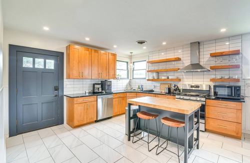 Galveston Casa | 2 Mi to Pleasure Pier: Pet-Friendly Gem w/ Yard