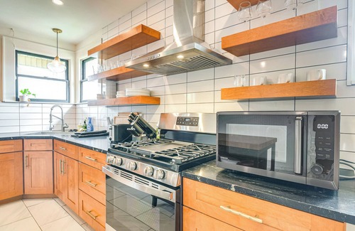 Galveston Casa | 2 Mi to Pleasure Pier: Pet-Friendly Gem w/ Yard