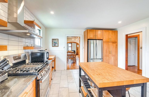 Galveston Casa | 2 Mi to Pleasure Pier: Pet-Friendly Gem w/ Yard