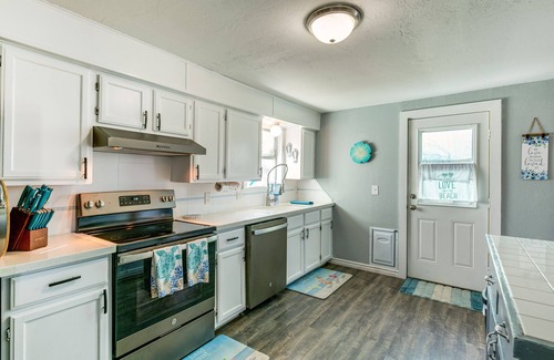Aransas Pass Casa | 2 Mi to Redfish Bay: Aransas Pass Home w/ Fire Pit