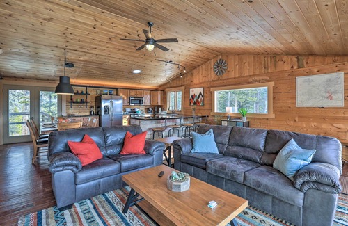Saint Mary's Cabina | 2 Mi to St Mary’s Glacier: Modern Cabin w/ Hot Tub