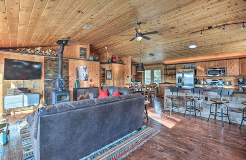 Saint Mary's Cabina | 2 Mi to St Mary’s Glacier: Modern Cabin w/ Hot Tub