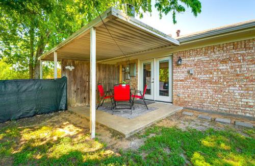 College Station Casa | 2 Mi to Texas AandM Pet-Friendly Duplex with Yard!