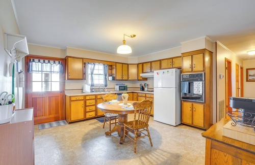 Etowah Casa | 2 Mi to Town: Rustic East Tennessee Home!