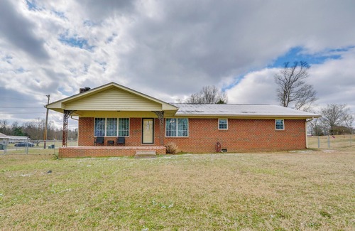 Etowah Casa | 2 Mi to Town: Rustic East Tennessee Home!
