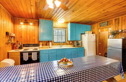 Trinity Center Cabina | < 2 Mi to Trinity Lake: NorCal Getaway w/ BBQ