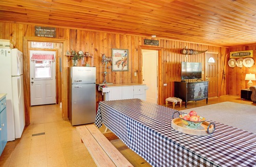 Trinity Center Cabina | < 2 Mi to Trinity Lake: NorCal Getaway w/ BBQ