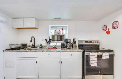 Woodlawn Apartamento | < 2 Mi to UChicago: Pet-Friendly Getaway w/Yard