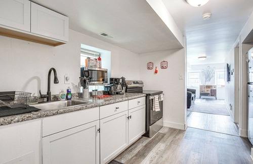 Woodlawn Apartamento | < 2 Mi to UChicago: Pet-Friendly Getaway w/Yard