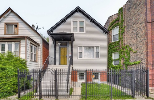 Woodlawn Apartamento | < 2 Mi to UChicago: Pet-Friendly Getaway w/Yard