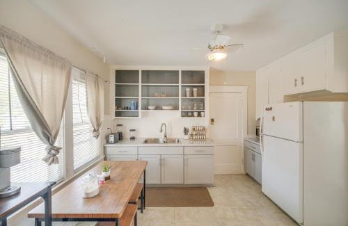 Old Brooklyn Apartamento | 2 Mi to Zoo Charming Apt with Balcony in Cleveland