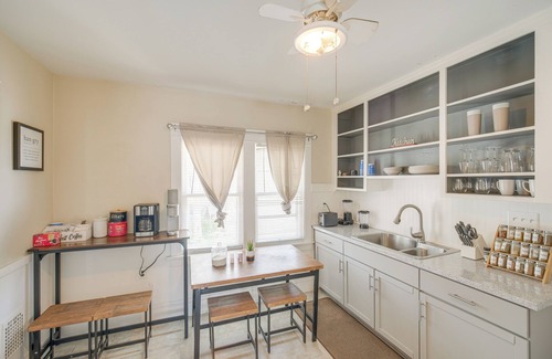 Old Brooklyn Apartamento | 2 Mi to Zoo: Charming Apt w/ Balcony in Cleveland
