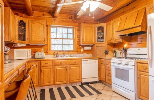 Bethel Cabina | 2 Miles from Bethel Woods! SUPER Secluded Luxury Cabin - HOT TUB !!!