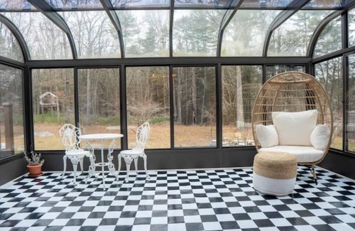 Bethel Cabina | 2 Miles from Bethel Woods! SUPER Secluded Luxury Cabin - HOT TUB !!!