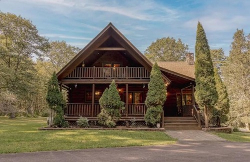 Bethel Cabina | 2 Miles from Bethel Woods! SUPER Secluded Luxury Cabin - HOT TUB !!!