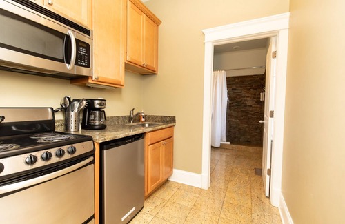 Michigan City Apartamento | 2 miles from Dunes National Park. A Unique Boutique Hotel.