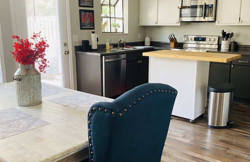 Wilmington Casa | 2 miles to UNCW, 5 miles to the beach & the best central location in town!