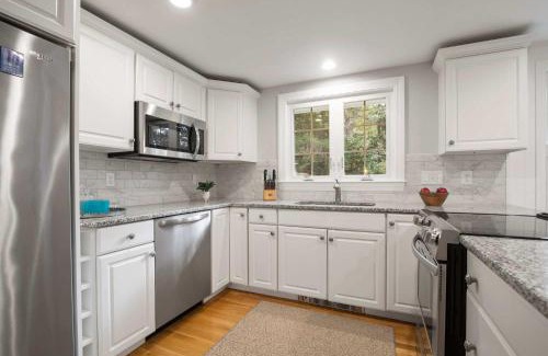 Dennis Casa | 2 Min to Mayflower Beach Dog Friendly