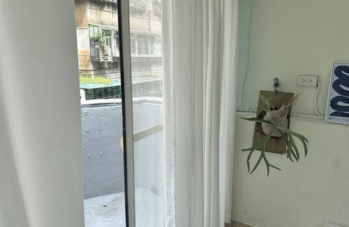 Shida Casa | 2-min walk MRT/High-speed Wi-Fi/55" smart TV/sunny balcony/Retro style