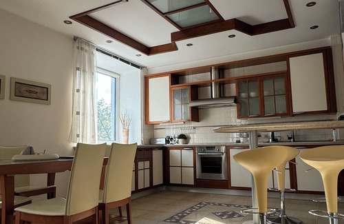 Minsk City Centre Apartamento | 2-Min Walk to Historic Center! Luxe Private Rooms w/Co-Working & Co-Living Space
