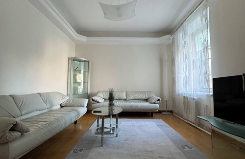 Minsk City Centre Apartamento | 2-Min Walk to Historic Center! Luxe Private Rooms w/Co-Working & Co-Living Space