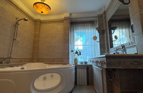 Minsk City Centre Apartamento | 2-Min Walk to Historic Center! Luxe Private Rooms w/Co-Working & Co-Living Space