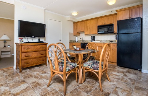 Waikiki Apartamento | 2 min walk to the beach / Parking , Kitchen , Pool