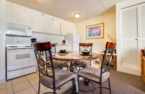 Waikiki Apartamento | 2 min walk to the beach / Parking , Kitchen , Pool