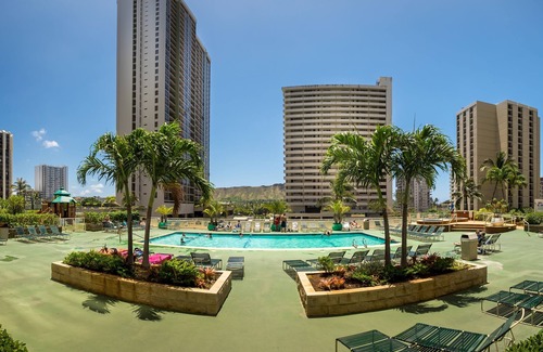 Waikiki Apartamento | 2 min walk to the beach / Parking , Kitchen , Pool