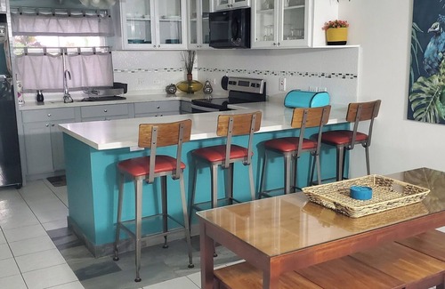 Dover Condominio | 2 mins to beach! Family sized condo with a pool. Super close to dining and fun!
