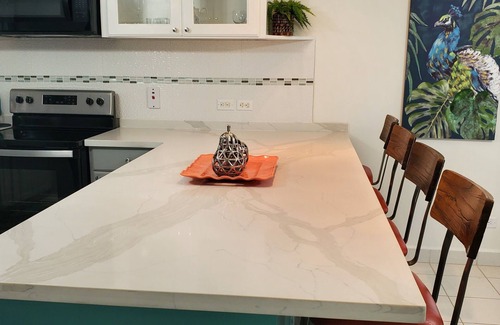 Dover Condominio | 2 mins to beach! Family sized condo with a pool. Super close to dining and fun!