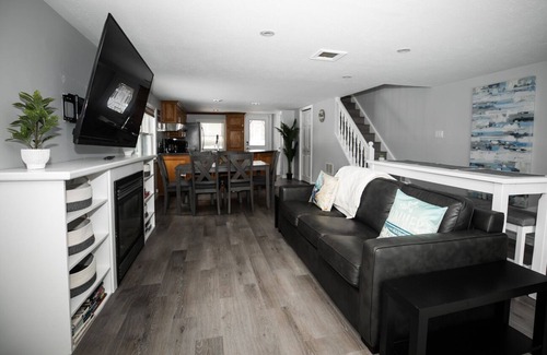 Port Elgin Casa | 2 Mins to Water, entire house in Port Elgin sleeps 8 and comes with Free Parking