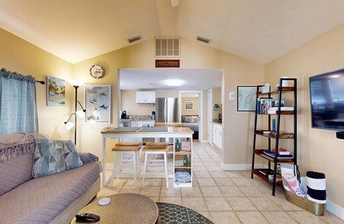 Saint Simons Island Cabaña | 2 Minute Walk to Beach, Pet Friendly, Hot Tub, Convenient Private Parking