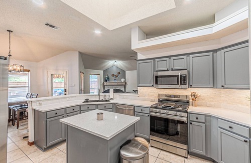 Rowlett Casa | 2 minutes from lake, Pickleball, Hot Tub, Pool table!