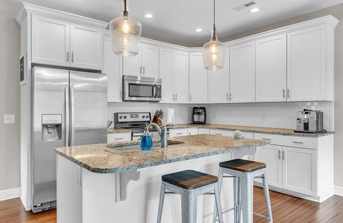 Newport Casa | 2 Minutes from the Water! Pet-Friendly Fully Fenced Backyard!