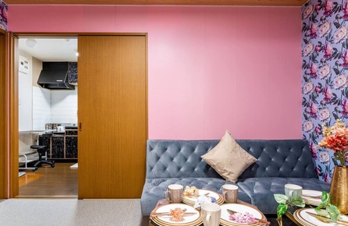 Naniwa Apartamento | 2 minutes to JR Namba, 5 minutes to subway Namba and Shinsaibashi stations.