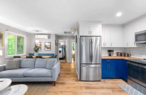 New Market Casa | 2 Modern Cabins: Hot Tub, Fire Pit, Grill, & Wifi!