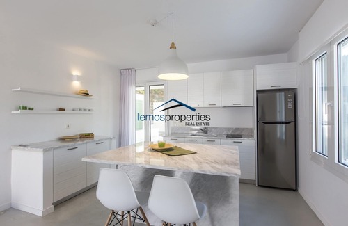 Koundouros Casa | 2 casas modernas con 4 dormitorios, una piscina y vistas al mar.